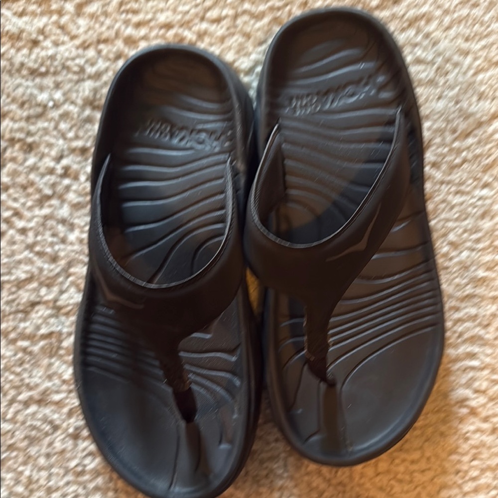 HOKA One One Recovery Flip in Black/dark dull gray size 6